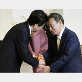 菅首相（右）がカチンときて”安倍潰し”？（Ｃ）JMPA