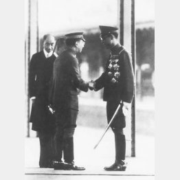 訪日の際、東京駅で天皇と握手する愛新覚羅溥儀（1940年6月26日）／（Ｃ）共同通信社