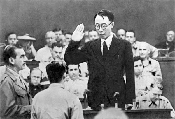 東京裁判の証言台で宣誓をする元満州国皇帝溥儀（1946年8月16日、東京・市谷）／（Ｃ）共同通信社