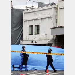 発砲事件があった神戸山口組系の組事務所近くで警備する警察官ら＝３日午前、岡山県倉敷市（Ｃ）共同通信社