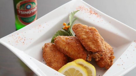 【手羽先のスパイシー唐揚げ】あえて粉っぽい追いスパイス