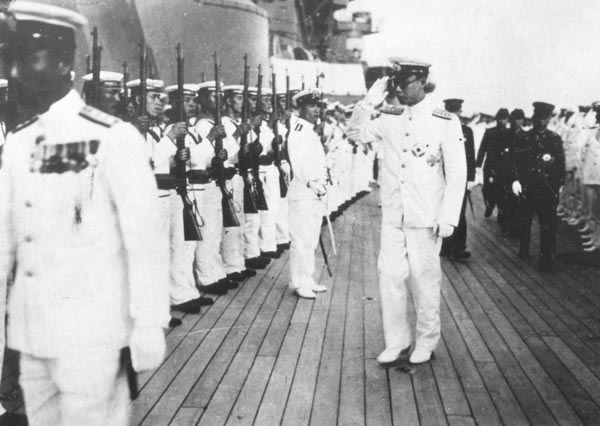 1940年6月26日、訪日に際して軍艦上で閲兵する白海軍服の溥儀（Ｃ）共同通信社