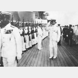 1940年6月26日、訪日に際して軍艦上で閲兵する白海軍服の溥儀（Ｃ）共同通信社