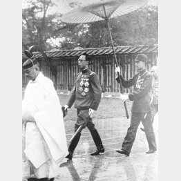 靖国神社を参拝する溥儀（1940年6月28日）／（Ｃ）共同通信社