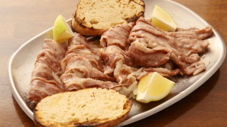 【ポルコ・スー・レット】ベッドに寝ている豚