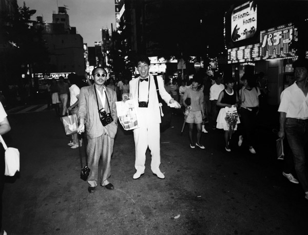 夜12時以降の風俗営業を禁止する「新風俗営業法」が施行される前日の1985年2月12日、歌舞伎町にて、荒木と末井（提供写真）