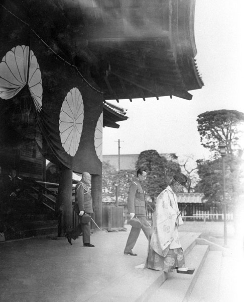 昭和10年（1935）年4月6日、靖国神社を参拝する溥儀（Ｃ）共同通信社