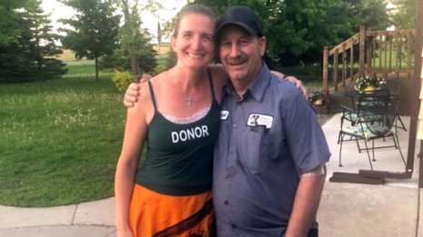 深い友情…末期腎不全の男性用務員に女性教師がドナーに!