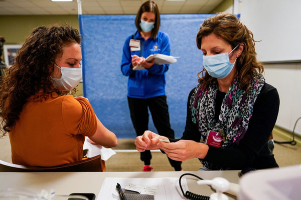 米インディアナ州で新型コロナウイルス感染症のワクチン接種の予行演習をする医療従事者（Ｃ）ロイター