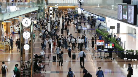 新型コロナ感染拡大でも全国各地主要駅、空港の人出減らず