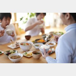 家族で食事が急増中（Ｃ）123RF