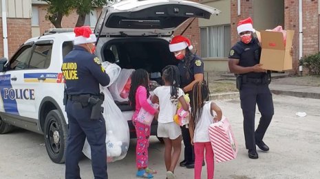 恵まれない子供200人のため…警察の“サンタ作戦”大好評!