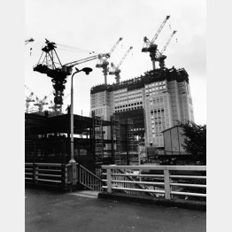 建設途上の東京都庁（荒木と末井＜編集＞による写真集『TOKYO NUDE』より。（1986-89撮影）／（提供写真）