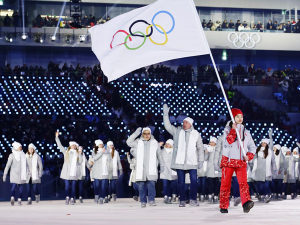 2018年平昌冬季五輪、個人資格で参加したロシア選手たちが五輪旗を先頭に入場行進（Ｃ）共同通信社