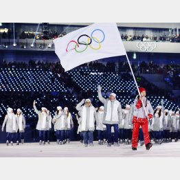 2018年平昌冬季五輪、個人資格で参加したロシア選手たちが五輪旗を先頭に入場行進（Ｃ）共同通信社