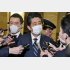 証人喚問を急ぐべき（記者から「桜疑惑」について質問される安倍前首相）／（Ｃ）日刊ゲンダイ