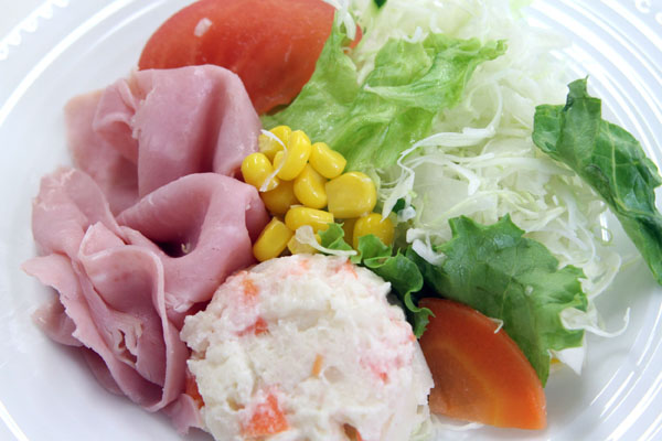 きれいな野菜サラダ、だから安心とはいかない（Ｃ）日刊ゲンダイ