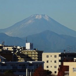 雪なしの不気味な富士山…「地震と噴火の前兆」って本当?