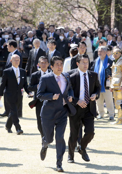 もう逃げられない？（2019年「桜を見る会」での安倍前首相）／（Ｃ）日刊ゲンダイ