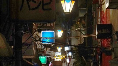 新宿<上>廃業1200軒超 突っ伏す前にマスクを着ける常連客