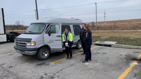 20km徒歩通勤のシングルマザーに地元警官が新車プレゼント