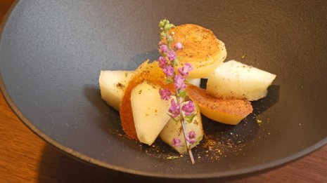 【焼きカチョカバロと洋ナシ】洋ナシのコンポートに七味？