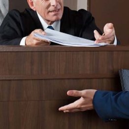 裸で逮捕され投獄 警察告訴し賠償金2.4億円をゲットした女