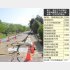 熊本地震 ひび割れ段差のできた道路の傍を通る住民（2016年4月撮影）／（Ｃ）日刊ゲンダイ