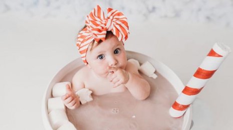 娘はココア好き!本物が入ったカップに全身浸かってご満悦