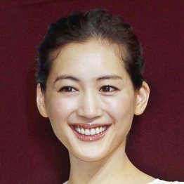 綾瀬はるかは看板女優に…“恋敵”戸田恵梨香とガチンコ勝負