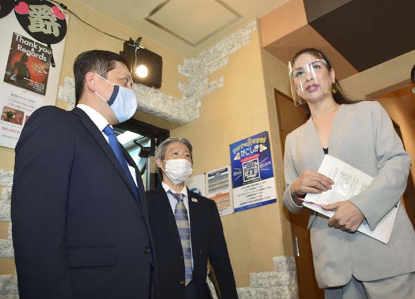 塩田鹿児島県知事（左端）が感染防止対策の状況を視察した（Ｃ）共同通信社
