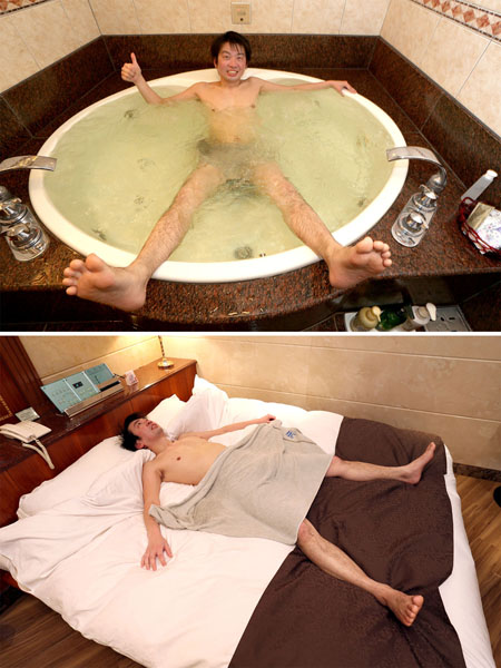 通常のサウナでは”ご法度”の水風呂も（上）、ドサッと大の字（Ｃ）日刊ゲンダイ