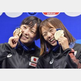 2019年の世界選手権は銅。57キロ級を制した姉・梨紗子（右）と笑顔でツーショット（Ｃ）共同通信社
