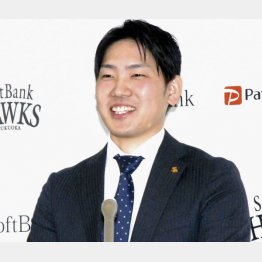5日、ソフトバンクの石川は3200万円増の8000万円でサイン（Ｃ）共同通信社