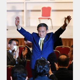 自民党の新総裁に選出され、拍手に応える菅官房長官（Ｃ）JMPA