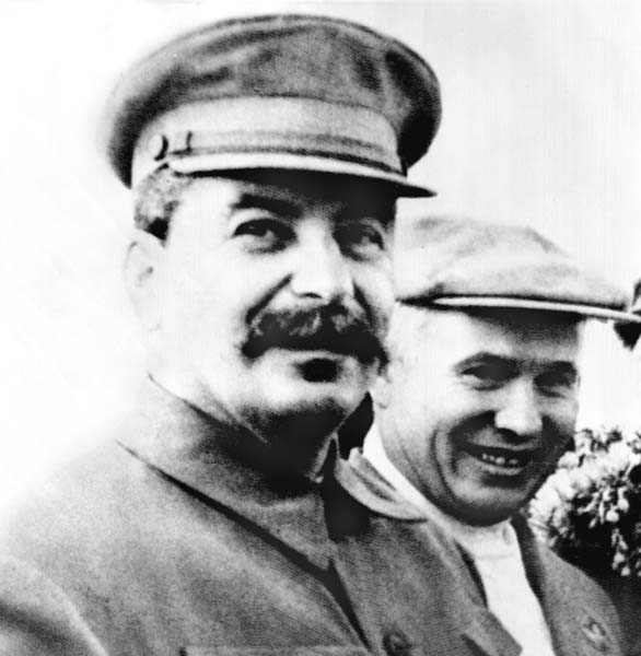 スターリン（左）とソ連のニキタ・フルシチョフ元首相（Ｃ）ＵＰＩ＝共同