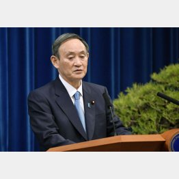 年頭会見で緊急事態宣言の再発令の検討を表明した菅首相（Ｃ）共同通信社