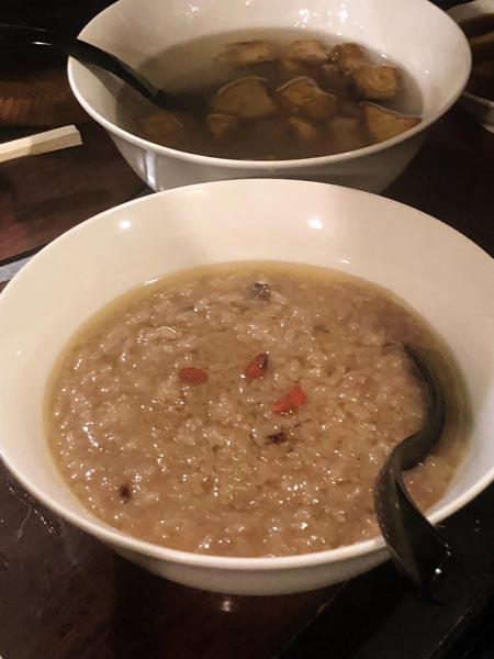 大学芋のようなものが入ったスープ（後ろ）ともち米を甘く煮たラード入りスープ（手前）（Ｃ）日刊ゲンダイ