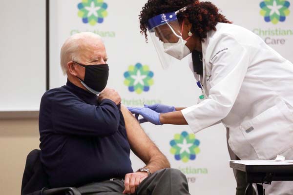 新型ウイルスワクチンを接種する米国のバイデン次期大統領（Ｃ）ロイター