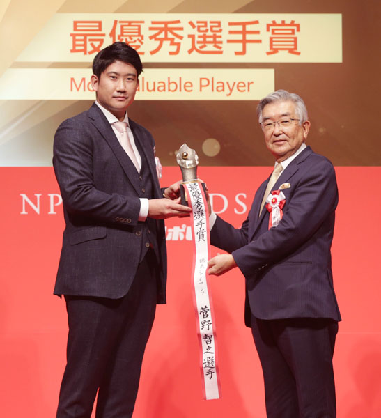 NPB AWARDS 2020でMVPに選ばれた巨人・菅野（Ｃ）日刊ゲンダイ