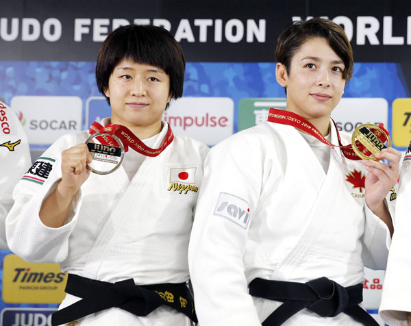 （左から）東京五輪代表の芳田司とカナダ国籍を選択した出口クリスタ（Ｃ）共同通信社