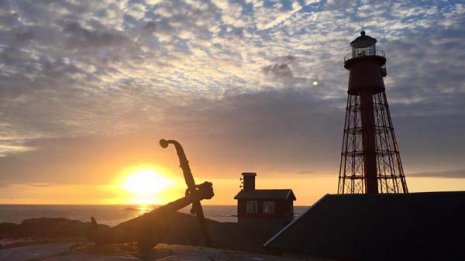 無人島で映画60本と共に1週間…「孤独のシネマ」が話題に