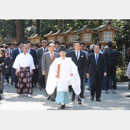 昨2020年のキャンプイン前日の宮崎神宮で参拝する巨人ナイン（Ｃ）日刊ゲンダイ