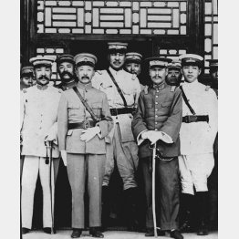 父親の張作霖将軍（左２）と並んで写真に納まる張学良氏（右端）／（Ｃ）共同通信社