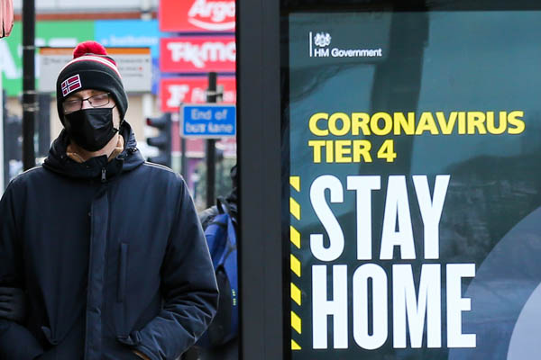変異種が猛威を振るう英国ロンドンで、街に掛けられた「新型コロナウイルス第4波 『ステイ・ホーム』」の掲示（Ｃ）ロイター／Dinendra Haria／SOPA Images／Sipa USA