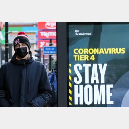 変異種が猛威を振るう英国ロンドンで、街に掛けられた「新型コロナウイルス第4波 『ステイ・ホーム』」の掲示（Ｃ）ロイター／Dinendra Haria／SOPA Images／Sipa USA