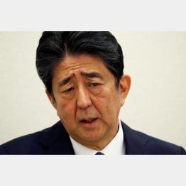 「桜を見る会」問題を巡り記者会見する安倍前首相（Ｃ）ロイター