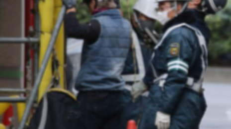 口うるさい作業員も…モタモタしていると「バカ野郎!」