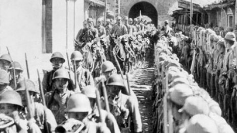 1937年7月、盧溝橋での一発の銃声によって日中戦争が勃発