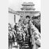 日中戦争。市の城壁を伝って、河北省保定に入城する日本軍兵士（INTERNATIONAL NEWS PHOTOS)